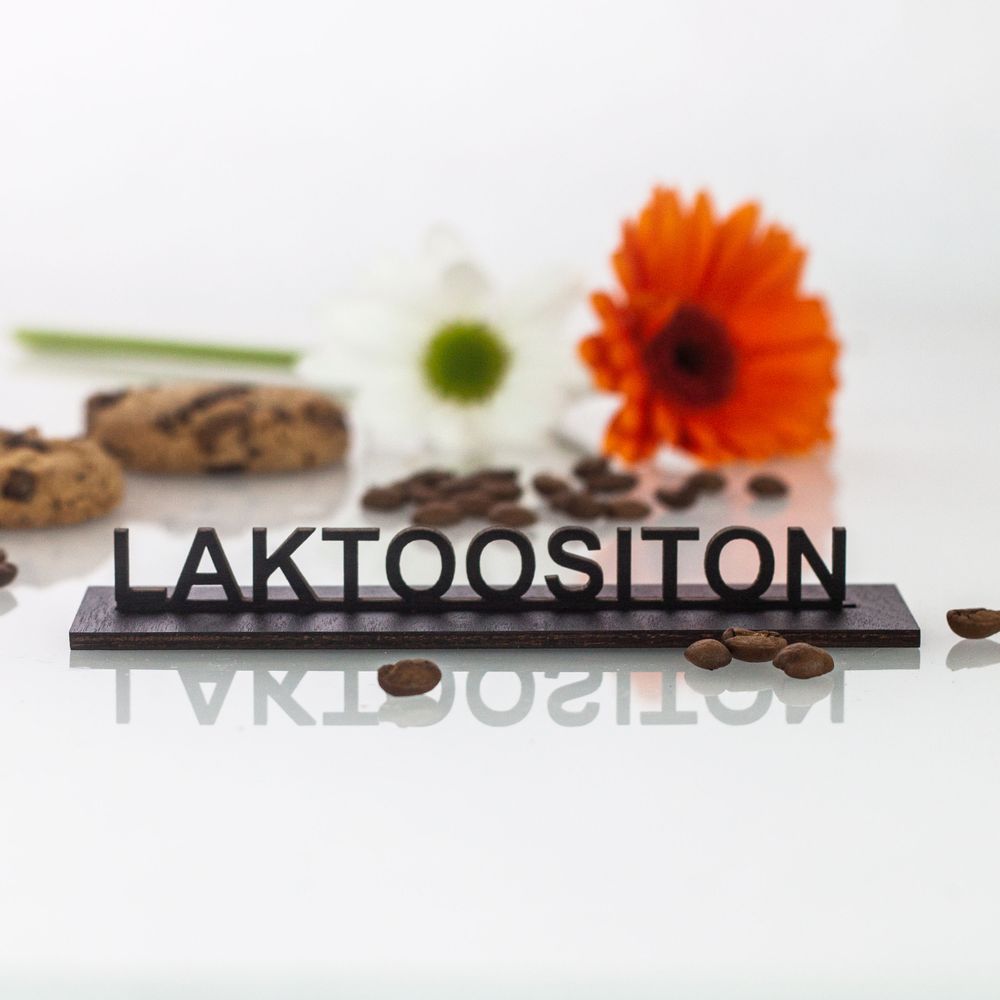 Pöytäkyltit omilla teksteillä